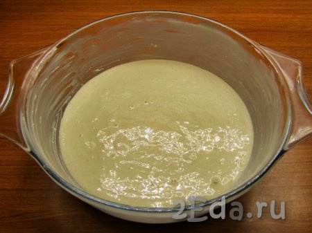 Форму для выпечки (у меня форма диаметром 18 см) смазываем маслом (или маргарином) и выливаем в неё половину теста.