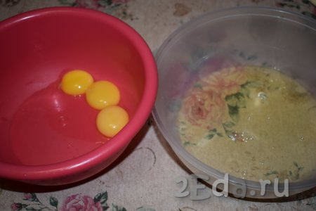 Яйца промоем под проточной водой и обсушим. Отделим белки от желтков. Делаем это с особой осторожностью и вниманием, ведь если даже один грамм желтка попадёт в белки, они не собьются до крепкой пены.