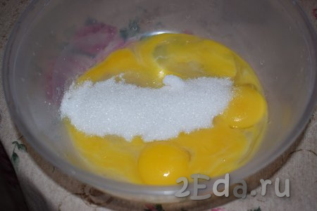 К желткам добавляем половину сахара.