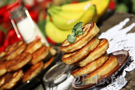 Аппетитные, вкусные, пышные оладьи, замешанные на кефире и приготовленные с кусочками банана, подать к столу в тёплом виде, дополнив вареньем или сметаной.