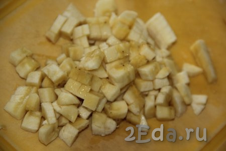 Банан очистить и нарезать на средние кубики (не нужно мять банан вилкой, нужны именно кусочки).
