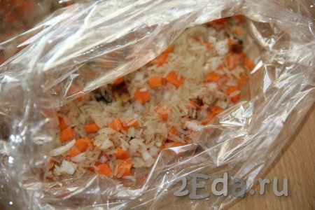 Выложить рисово-овощную массу в рукав для запекания, завязанный с одной стороны.