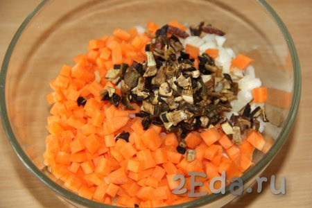 В миске соединить рис, морковь, лук и грибы.