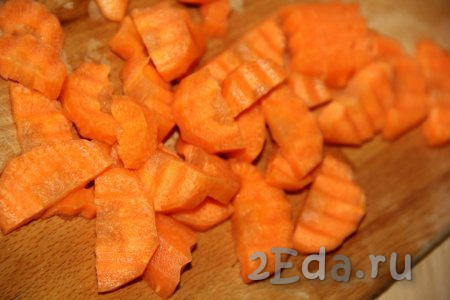 Морковь почистить и нарезать на кружочки (или полукружочки).