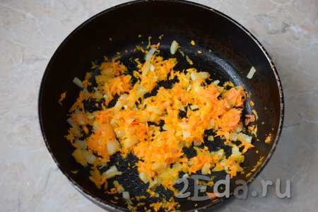 Сковороду разогрейте до горячего состояния и налейте немного растительного масла. Обжарьте лук и морковь в течение 3-5 минут, периодически помешивая, на среднем огне.