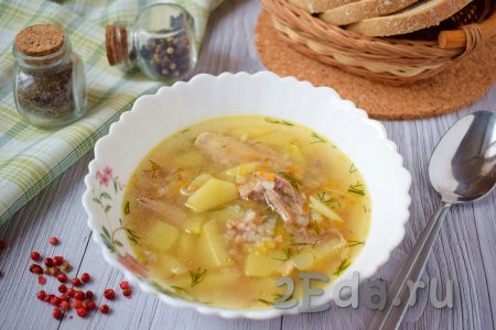 Вкусный, ароматтный, аппетитный и сытный куриный суп с гречкой и картошкой готов, разлейте его по тарелкам и подавайте к столу!