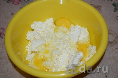 Вначале замесим творожное тесто для наших пончиков, для этого творог насыпаем в глубокую миску, добавляем яйца и ванилин.