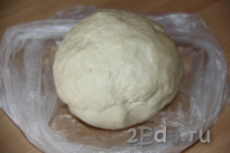 Замесить мягкое и нежное песочное тесто, поместить его в пакет и убрать в холодильник на 1 час.