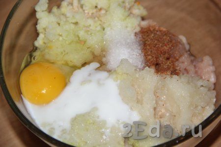 К получившейся массе добавить яйцо, соль, специи (я добавила приправу для котлет) и кефир.