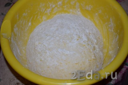 Далее обминаем тесто и слегка подпыляем мукой, чтобы наш хлеб лучше держал форму.