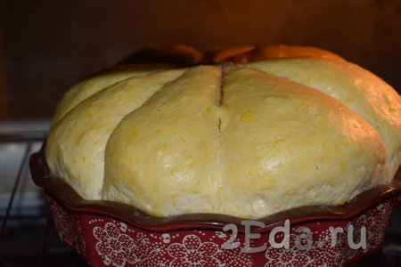 В процессе выпечки хлеб хорошо поднимется и станет ещё больше походить на тыкву.
