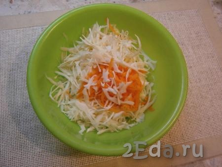 Болгарский перец, если будете добавлять в салат, освободить от семян, морковь очистить. Белокочанную капусту тонко нашинковать ножом, посолить и помять руками. Морковь натереть на крупной терке и добавить к капусте.