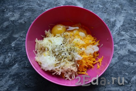 К картошке с тыквой добавить очищенный и натёртый на крупной тёрке лук, а также чёрный молотый перец, сырое яйцо и соль.