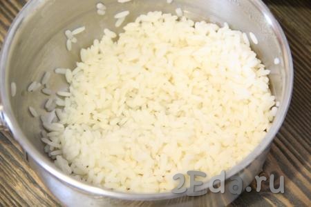 Рис промыть, залить водой и отварить до полуготовности. Откинуть рис на дуршлаг и дать стечь воде.