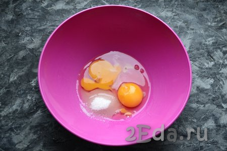 К яйцам добавить 2 столовые ложки сахара, ванильный сахар и соль.