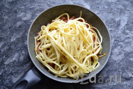 Теперь в сковороду выложить отваренные спагетти.