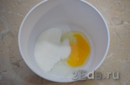Соедините в чаше сахар и яйца.
