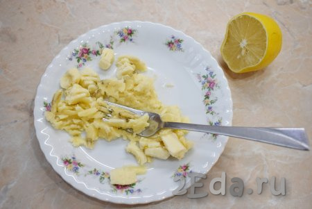 Банан очистите от кожуры и разомните его вилкой. Немного сбрызните размятый банан лимонным соком, чтобы он не потемнел.