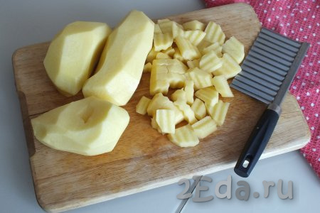 Очищенный картофель нарежьте на кусочки толщиной 1 см.