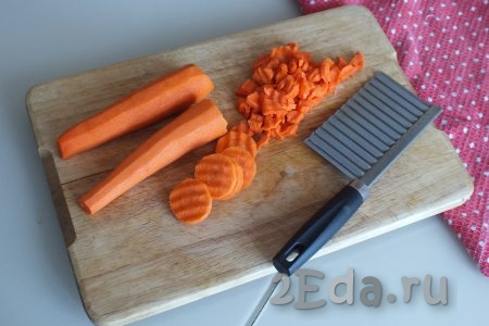 Пока обжаривается лук, очистите морковь, нарежьте на кусочки толщиной 0,5 см.