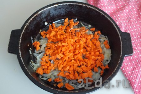 Когда лук станет золотистым, добавьте к нему морковь, перемешайте, обжаривайте минут 5, не забывая помешивать.