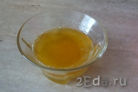 Приготовление печенья начните с подготовки мёда. Если мёд засахарился, его можно подогреть на водяной бане, чтобы он стал жидким, а затем охладить.