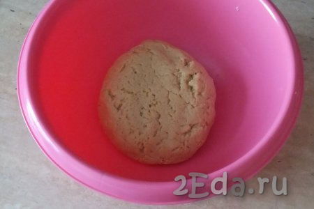 Медовое тесто для приготовления печенья должно получиться очень мягким, эластичным, не липнущим к рукам.