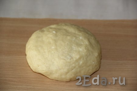 Замесить мягкое тесто. Если тесто сильно подлипает к рукам и поверхности, припылите его немного мукой и хорошо вымесите. Поместить тесто в пакет и убрать в холодильник на 30-40 минут.