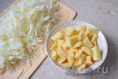 Очистите картофель и нарежьте на небольшие кусочки. Свежую капусту для борща тонко нашинкуйте.