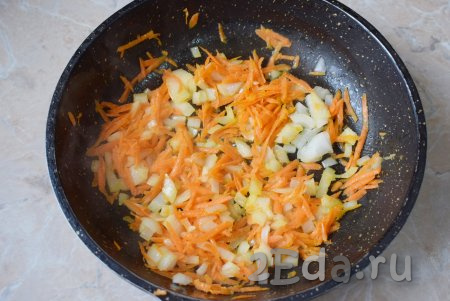 Для приготовления зажарки разогрейте сковороду с небольшим количеством растительного масла до горячего состояния, выложите морковку с луком и обжарьте, периодически помешивая, в течение минут 5 на среднем огне. Когда картофель в бульоне сварится, выложите обжаренные морковку с луком в кастрюлю и продолжайте варить на небольшом огне.