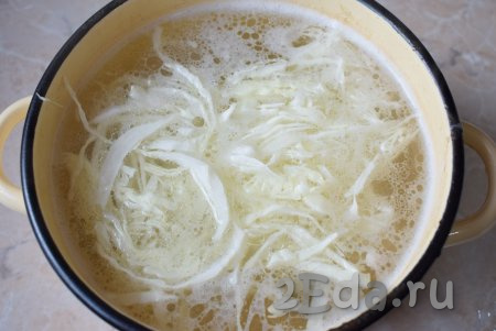 В кипящий бульон выложите капусту и картофель. Когда суп ещё раз закипит, варите минут 15-20 на небольшом огне (до готовности картошки).