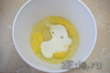 Для замешивания блинного теста соедините в миске яйца с сахаром, добавьте к ним молоко и щепотку соли, хорошо перемешайте венчиком.