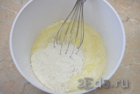 Затем в яично-молочную смесь влейте растительное масло, перемешайте. Постепенно подсыпая просеянную муку, замесите тесто для блинов.