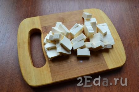 Сыр плавленный нарезать маленькими кубиками.
