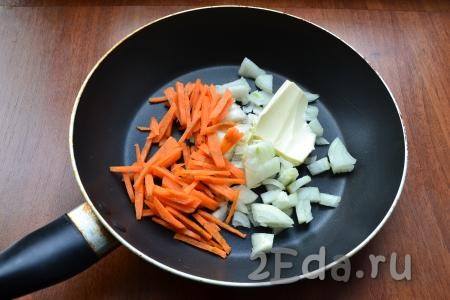 Поставить кастрюлю на огонь, после закипания уменьшить огонь и варить картофель на небольшом огне 20-25 минут, посолив воду. Очищенный лук нарезать небольшими кусочками, очищенную морковь - соломкой, поместить овощи в сковороду со сливочным маслом.