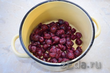 200 грамм замороженной вишни (ягоды размораживать заранее не надо) выложите в небольшую кастрюлю.