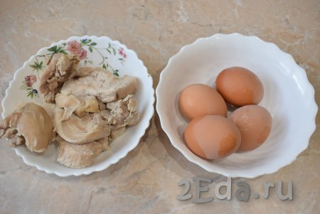 Для приготовления салата отварите куриное филе в кипящей подсоленной воде в течение 30 минут. Затем отварное мясо извлеките из бульона и остудите. Яйца также заранее отварите в течение 8-9 минут в кипящей воде. Затем горячую воду слейте, а сами яйца остудите в холодной воде.