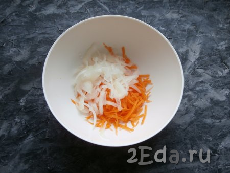 По прошествии времени промыть лук холодной водой, отжать, выложить в миску. Добавить натёртую на крупной тёрке сырую очищенную морковь.