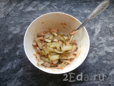 Теперь добавить нарезанный соломкой (или брусочками) солёный огурец и перемешать. Салат посолить и поперчить.