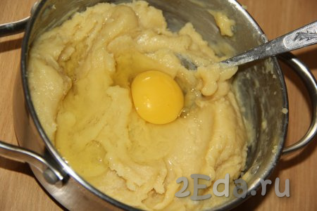 Яйца вводим по одному, не забывая очень хорошо вмешивать в тесто. Сначала тесто будет сопротивляться соединиться с яйцом, но по мере введения остальных яиц оно станет однородным.