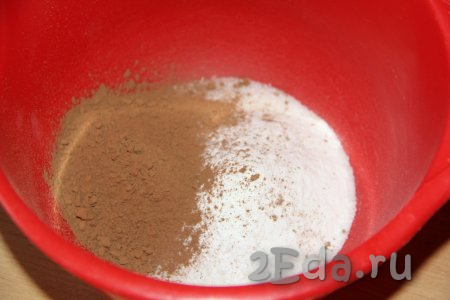 Для замешивания теста соединить в глубокой миске сахар и какао.