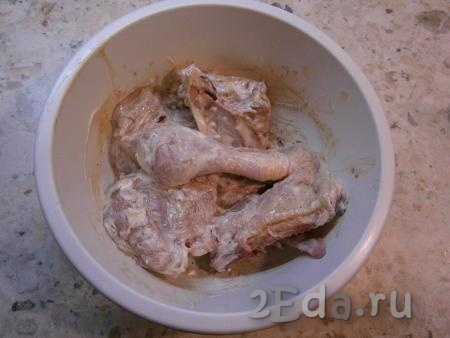 Влить к кусочкам курицы соевый соус и тщательно перемешать. Оставить на 1 час при комнатной температуре.