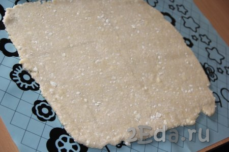 На силиконовом коврике (или на другой поверхности, припылённой мукой) раскатать тесто в прямоугольный пласт. Не тонко!