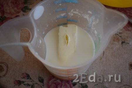 Далее подогреваем молоко до горячего состояния. В горячее молоко кладём 50 грамм сливочного масла и перемешиваем до размягчения масла.