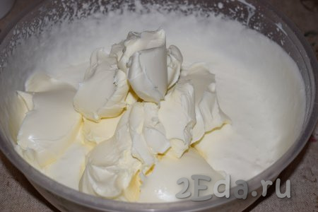 Сыр выкладываем по 2 столовые ложки и после каждого добавления взбиваем миксером в течение 1-2 минут.