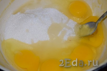 Для замешивания теста возьмём глубокую миску и разобьём в неё яйца, добавим сахар и соль.