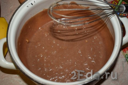 Далее достаём охлаждённые шоколадные сливки из холодильника и взбиваем при помощи миксера в течение 7-8 минут (до загустения).