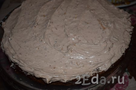 На блюдо, на котором будем собирать торт, кладём первый шоколадный корж и наносим на него слой чиз крема, накрываем вторым коржом, тоже смазываем кремом, сверху выкладываем третий корж. Верх торта и бока тоже покрываем кремом.