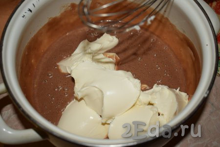 К взбитым шоколадным сливкам добавляем творожный сыр в 3 приёма и каждый раз после добавления взбиваем крем, примерно, по 2 минуты.