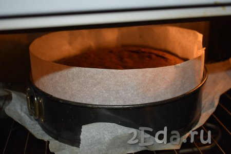 Далее отправляем форму с тестом в разогретую духовку и выпекаем шоколадный бисквит при температуре 180 градусов, примерно, 50 минут. Готовность теста проверяем деревянной шпажкой. Если шпажка выходит из коржа без следов теста, то наш корж готов.